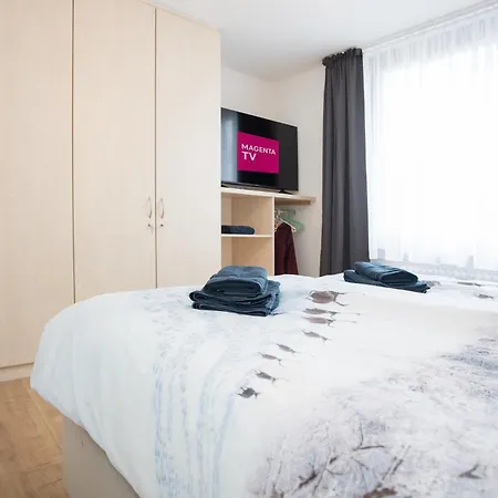 Deluxe For 5 - Sauna & Pool - Free Parking Apartment