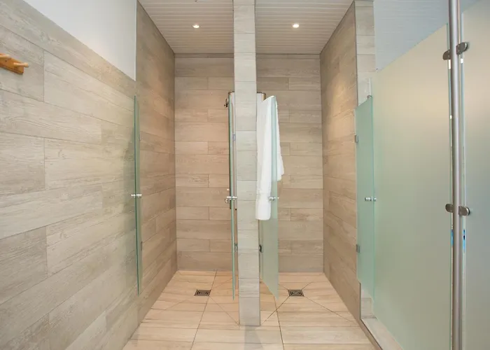 Deluxe For 5 - Sauna & Pool - Free Parking Apartment