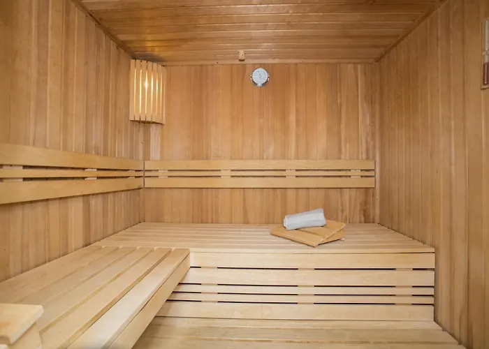 Апартаменты Deluxe For 5 - Sauna & Pool - Free Parking *